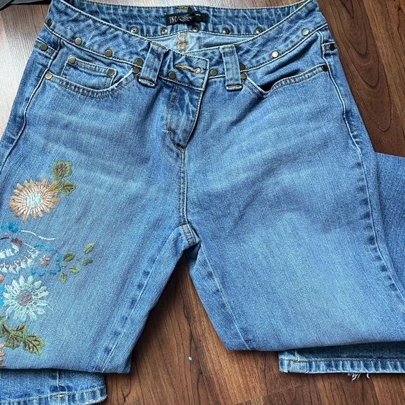 light wash low-rise flare jeans w/ flower embroidery. size 8 petites, reg size 4 - Picture 1 of 3
